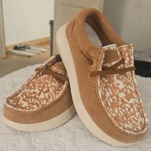 Hey Dude Women's Tan and White Flats
